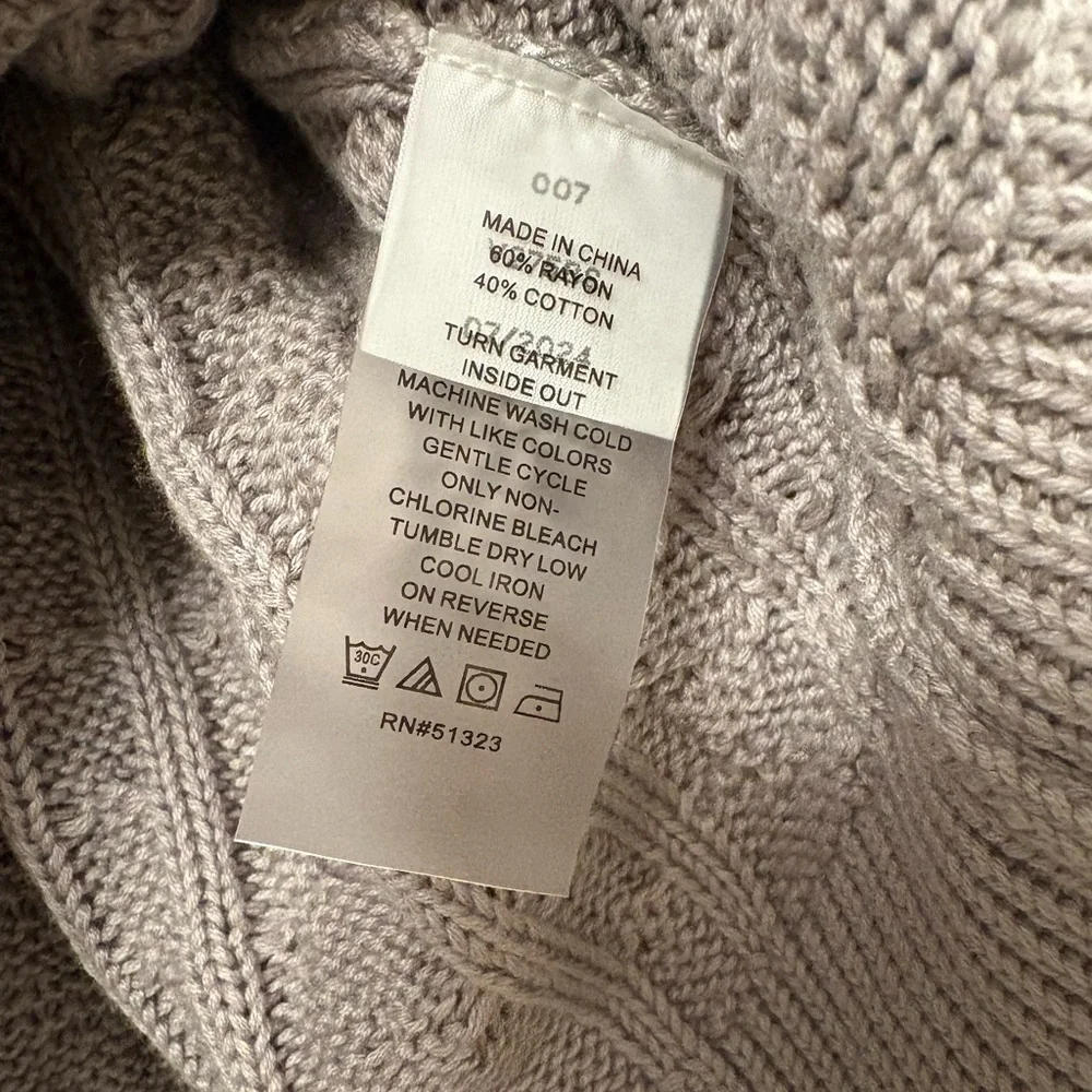 nwt Vince Camuto Metallic Knit Crew Neck Sweater Cable Knit Front Silver Grey